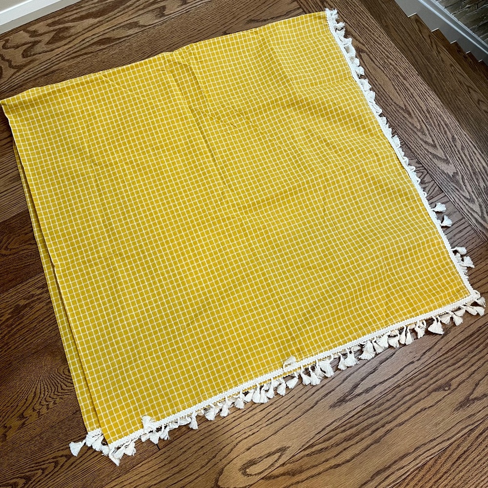 Yellow Grid-Pattern Tablecloth with Fringe - Picture 2 of 3